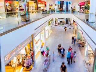 View of a stylish shopping mall with people passing by. | © Citypark