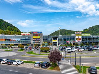 Moderno centro commerciale con negozi e parcheggio. | © RIPIX