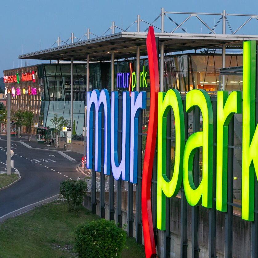 MURPARK in Graz bei Nacht | © MURPARK Beleuchtete Fassade des MURPARKS in Graz, Österreich. | © MURPARK