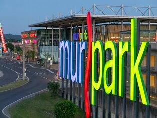 Facciata illuminata del MURPARK a Graz, Austria. | © MURPARK