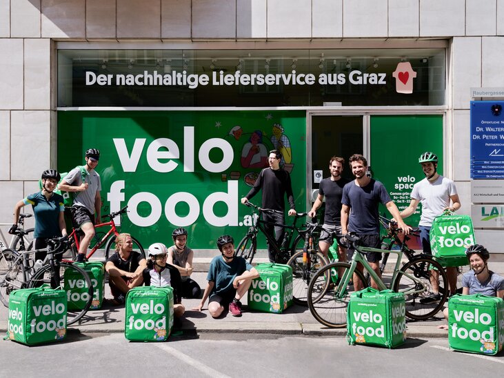 Group of delivery riders in front of Velofood office in Graz. | © Velofood