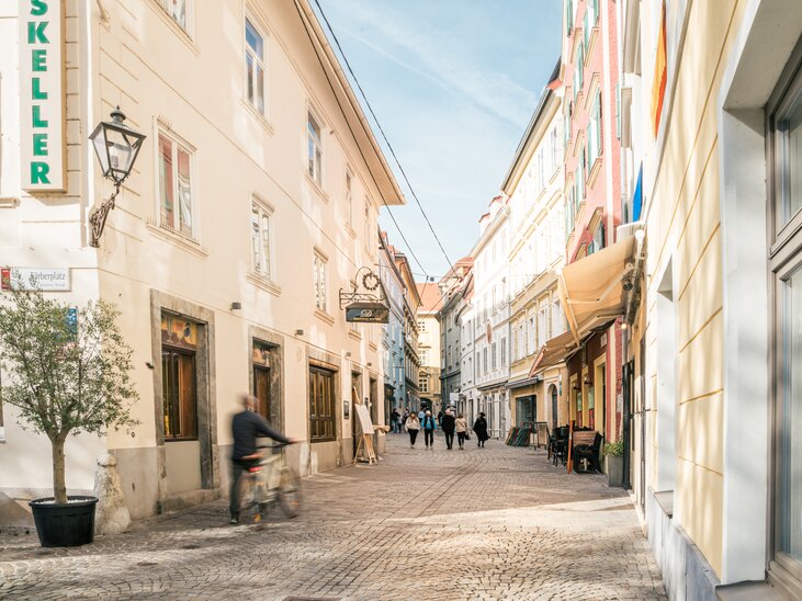 Blick auf die Färbergasse in Graz mit Geschäften und Bars. | © Mias Photoart-9
