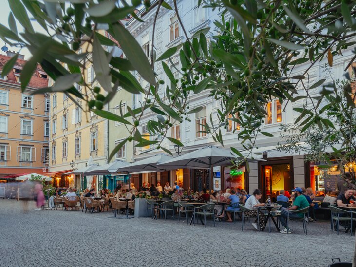 Cozy atmosphere in the Franciscan Quarter in Graz with guests at tables. | © Graz Tourismus - Mias Photoart