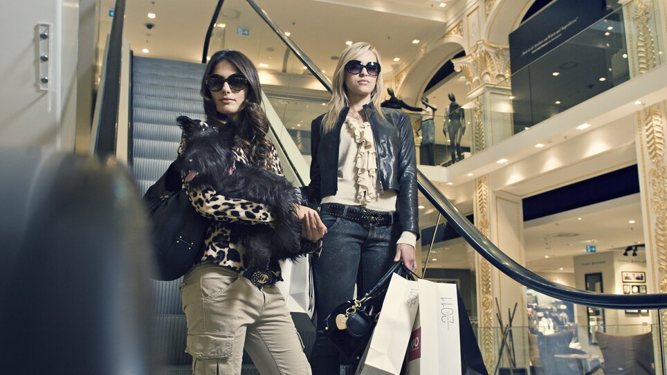 Two stylish women shopping in an elegant store. | © Graz Tourismus - Toni Muhr