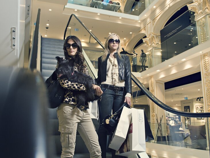Two stylish women shopping in an elegant store. | © Graz Tourismus - Toni Muhr