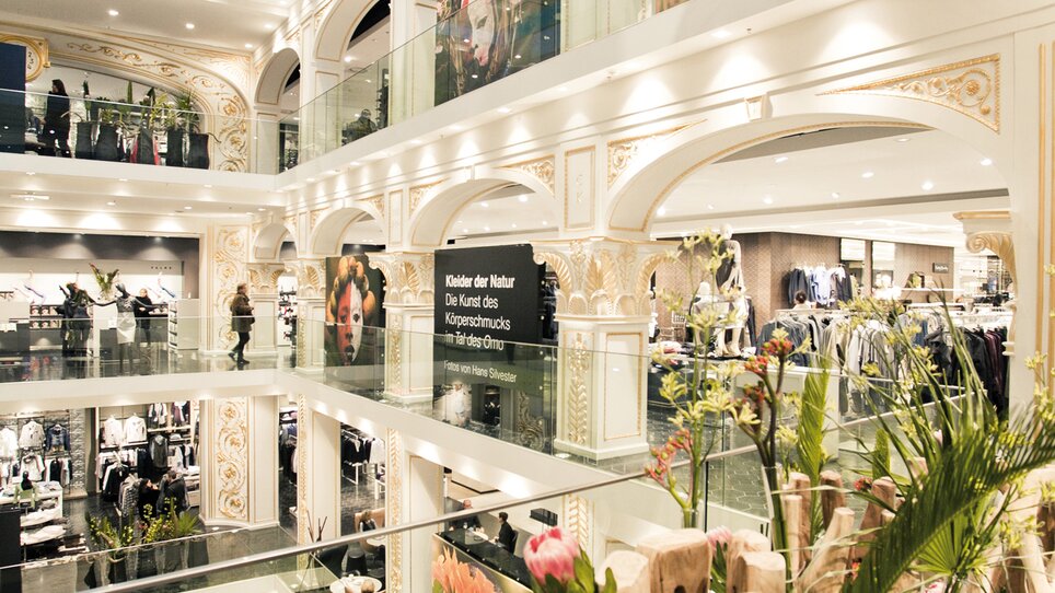 Elegant and modern store of Kastner & Öhler in Graz, featuring multiple floors and stylish design. | © Lupi Spuma