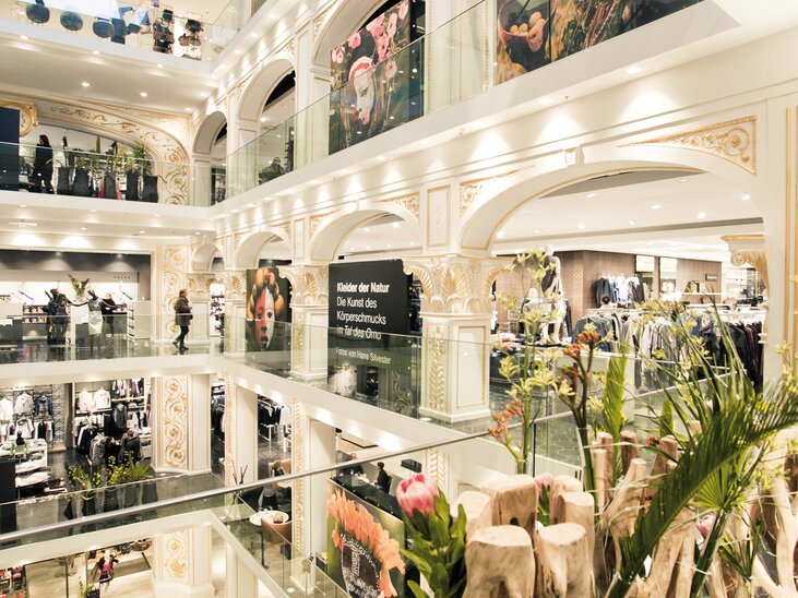 Elegant and modern store of Kastner & Öhler in Graz, featuring multiple floors and stylish design. | © Lupi Spuma