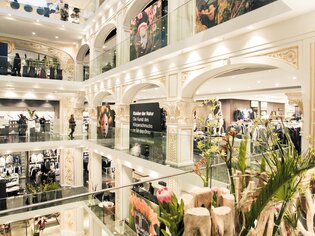 Negozio elegante e moderno di Kastner & Öhler a Graz, con più piani e design raffinato. | © Lupi Spuma