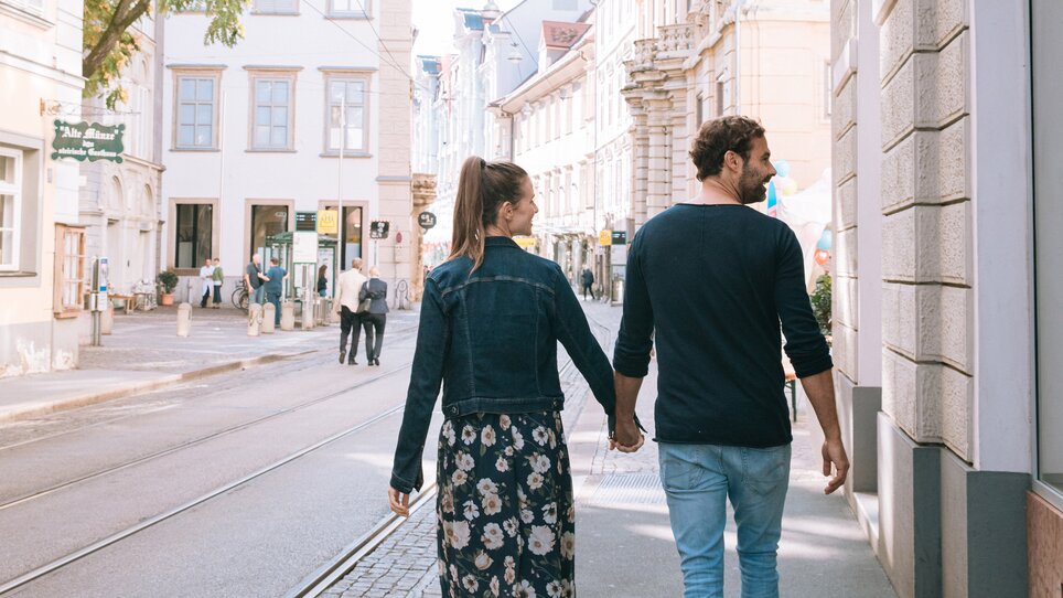 Couple walking hand in hand in Graz. | © Graz Tourismus