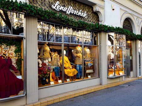 Shop window of a clothing store in Graz featuring sale signs. | © Graz Tourismus - Harry Schiffer