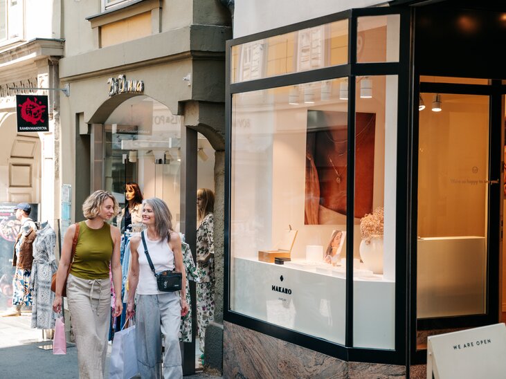 Two women shopping in Sporgasse, Graz. | © Graz Tourismus - Mias Photoart