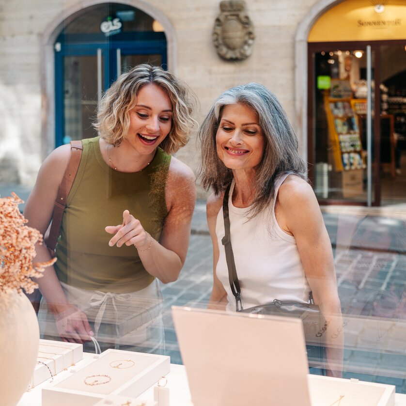 Shopping in Sporgasse in Graz | © Graz Tourismus - Mias Photoart Two women looking at jewelry in a shop window in Graz. | © Graz Tourismus - Mias Photoart
