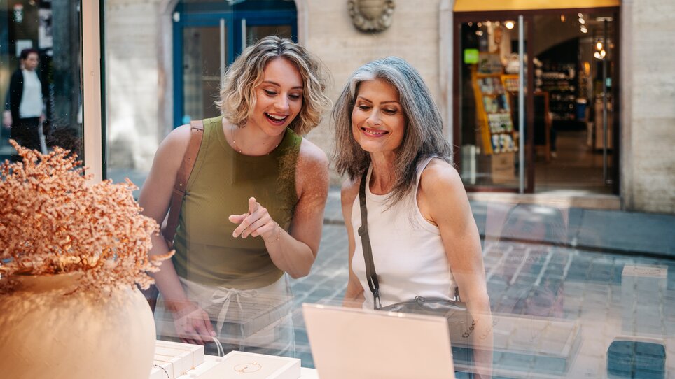 Two women looking at jewelry in a shop window in Graz. | © Graz Tourismus - Mias Photoart