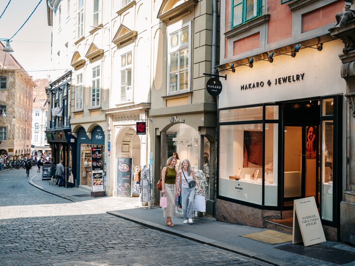 Two women with shopping bags in Sporgasse in Graz. | © Graz Tourismus - Mias Photoart