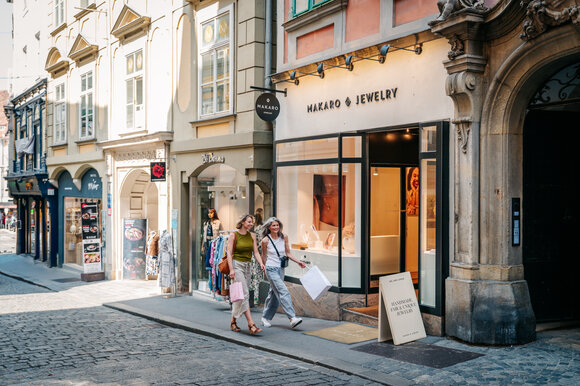 Two women walk with shopping bags in Sporgasse, Graz. | © Graz Tourismus - Mias Photoart