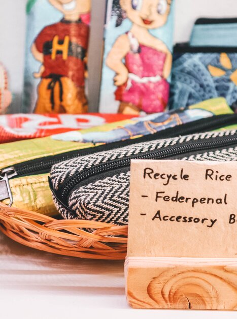 Verschiedene Taschen in einem Korb, Etiketten mit Preisen. | © Janet Newenham - Journalist On The Run