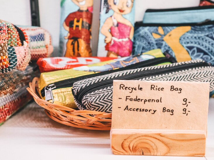 Various bags in a basket, labeled with prices. | © Janet Newenham - Journalist On The Run