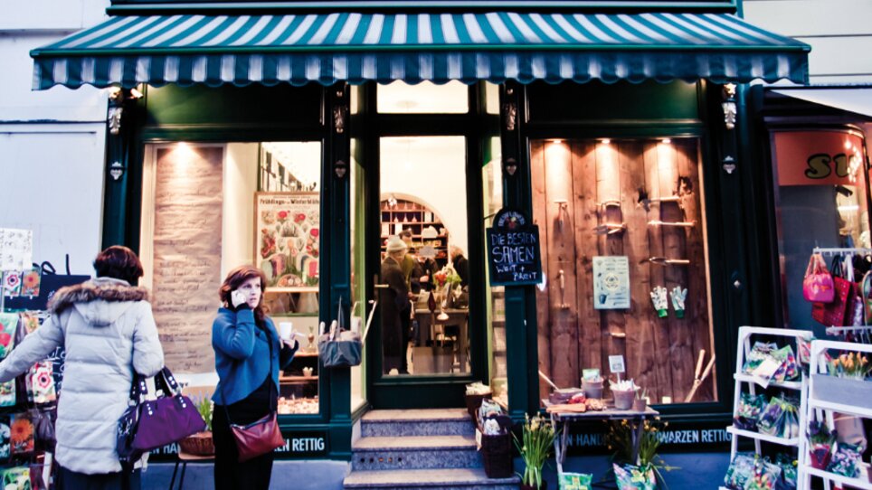 Geschäft "Samen Köller" in Graz mit Pflanzenangebot auf der Straße. | © LUPI_SPUMA