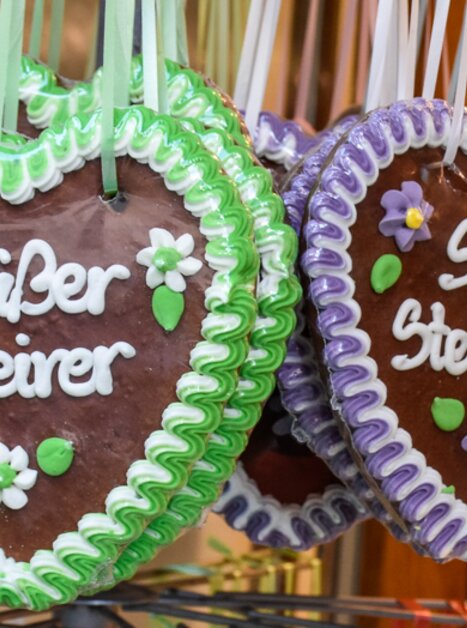 Bunte Lebkuchenherzen mit Beschriftungen in weißer Zuckerglasur. | © Süßer Steirer
