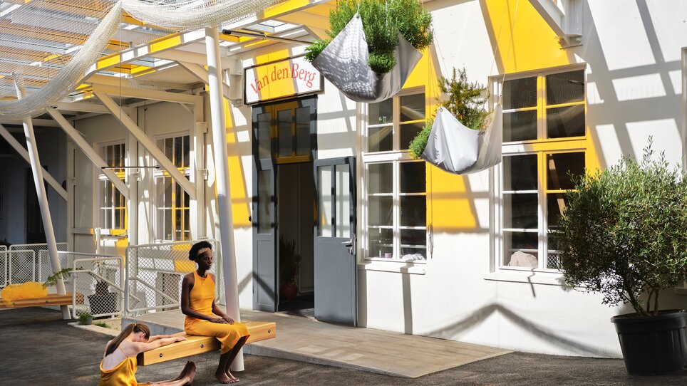 Zwei Personen in gelber Kleidung vor dem Van den Berg Gewürzhaus in Graz. | © Stefan Leiner