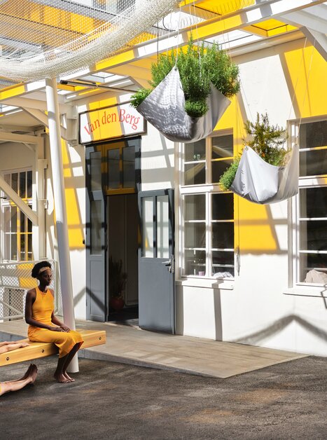 Zwei Personen in gelber Kleidung vor dem Van den Berg Gewürzhaus in Graz. | © Stefan Leiner