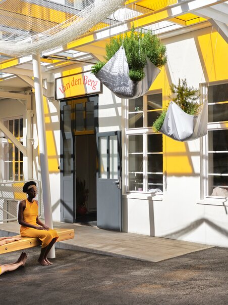 Zwei Personen in gelber Kleidung vor dem Van den Berg Gewürzhaus in Graz. | © Stefan Leiner