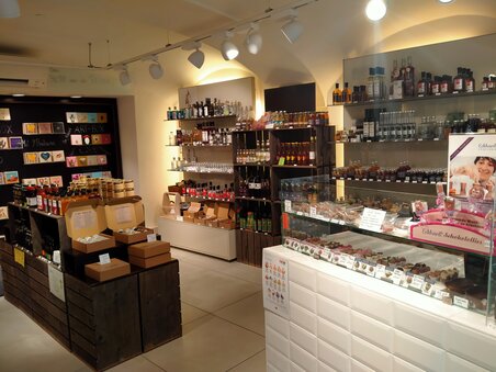 Einblick in Eckhards Confiserie mit zahlreichen Süßigkeiten und Getränken. | © Eckhards