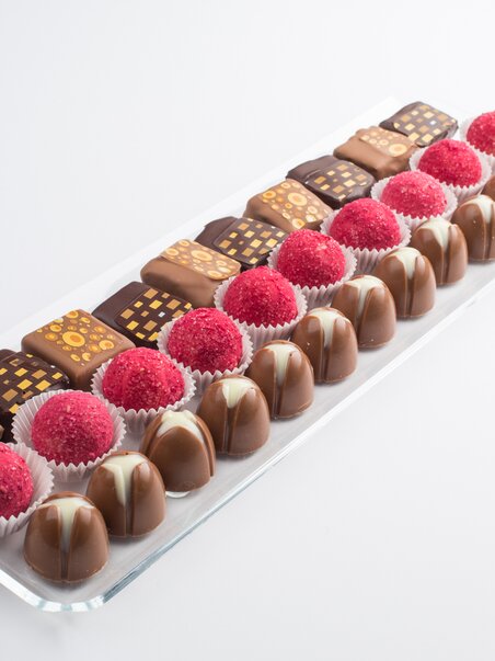 Pralinen und Schokoladen in hübscher Anordnung auf einem Teller. | © Eckhards Confiserie