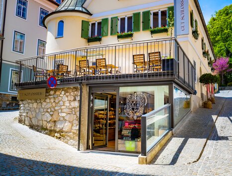 Beautiful building in Graz with terrace and green shutters. | © Gut Schlossberg