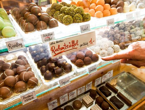 Vitrinen mit verschiedenen Pralinensorten und Trüffeln. | © Graz Tourismus - Harry Schiffer