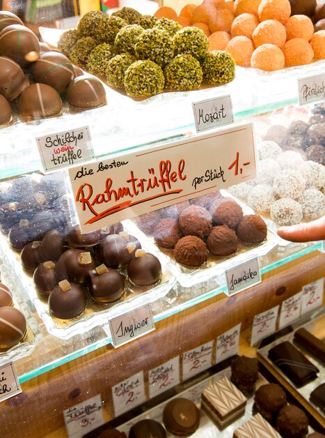 Showcase with various types of pralines and truffles. | © Graz Tourismus - Harry Schiffer