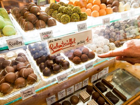 Vitrinen mit verschiedenen Pralinensorten und Trüffeln. | © Graz Tourismus - Harry Schiffer