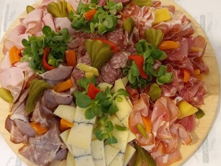 Delicious assortment of meats and cheese on wooden board. | © Mach Genussprodukte GmbH -Julia Trenker