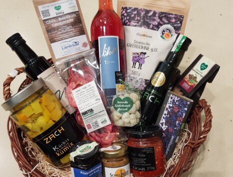A basket filled with local foods and beverages, perfect as a gift. | © Mach Genussprodukte GmbH -Julia Trenker