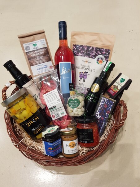 A basket filled with local foods and beverages, perfect as a gift. | © Mach Genussprodukte GmbH -Julia Trenker