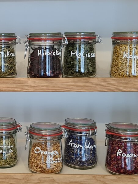 Gläser mit verschiedenen Kräutern und Gewürzen beschriftet auf Regalen. | © The Ginery