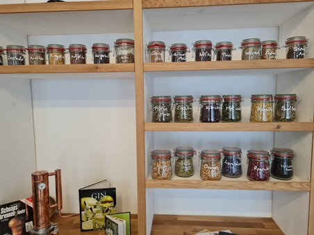 Regale mit Kräutern und Gewürzen in Glasgefäßen in Graz. | © The Ginery