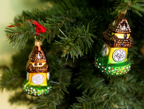 Due festose torri dell'orologio come decorazioni natalizie su un albero di Natale. | © Graz Tourismus - Harry Schiffer