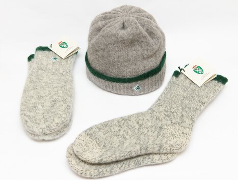 A set consisting of a grey woolly hat, a pair of socks and gloves. | © Graz Tourismus - Harry Schiffer