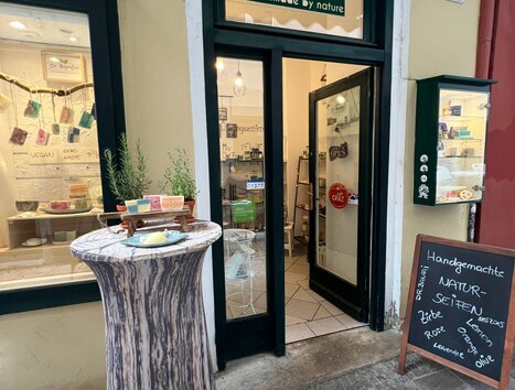 Entrance of the Dr. Banfai natural cosmetics shop in Graz. | © Dr. Banfai Shop