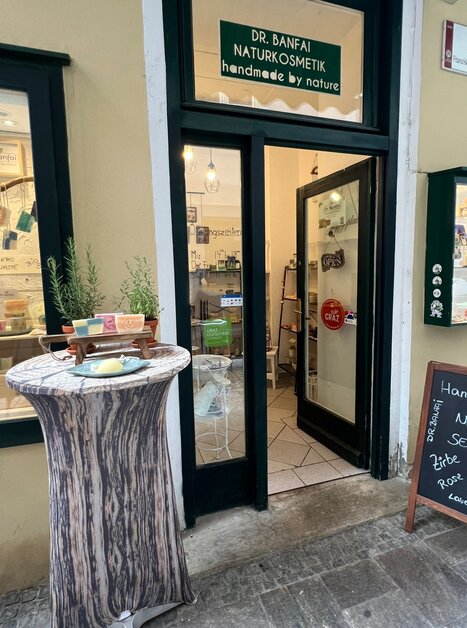 Ingresso del negozio di cosmetici naturali Dr. Banfai a Graz. | © Dr. Banfai Shop