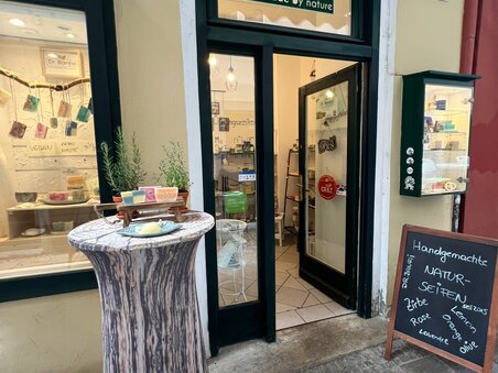 Ingresso del negozio di cosmetici naturali Dr. Banfai a Graz. | © Dr. Banfai Shop