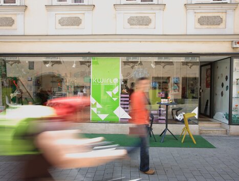 Facciata del negozio Kwirl a Graz con pedoni in primo piano. | © Graz Tourismus - Harry Schiffer