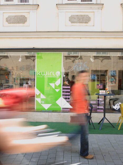 Facade of the Kwirl store in Graz with pedestrians in the foreground. | © Graz Tourismus - Harry Schiffer