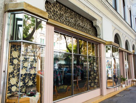 Showcase view featuring stylish clothing and floral patterns. | © Graz Tourismus - Harry Schiffer