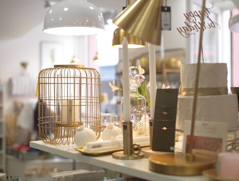 A view of stylish decorative items in a store. | © Bernhard Mayr