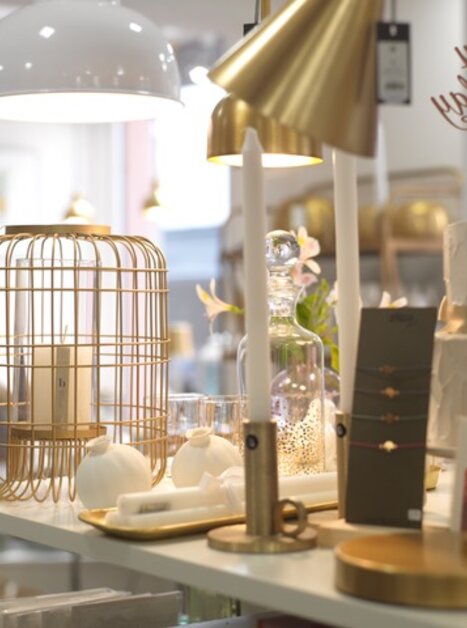 A view of stylish decorative items in a store. | © Bernhard Mayr