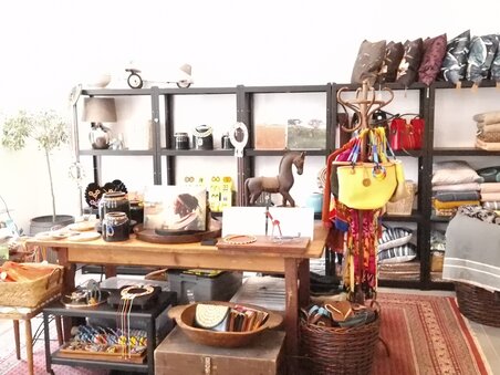 Diverse interior in a lifestyle store featuring handmade items. | © Bohemian Soul Beehive