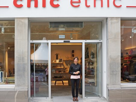 A woman stands in front of the 'Chic Ethic' store in Graz. | © Andreas Reiter
