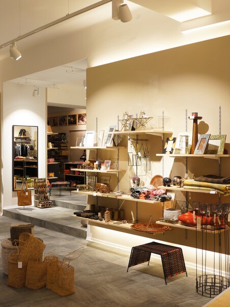 Modern boutique featuring a variety of accessories and stylish display areas. | © Andreas Reiter